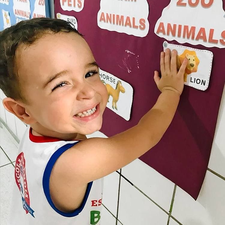 Aluno em atividade de vocabulário em inglês
